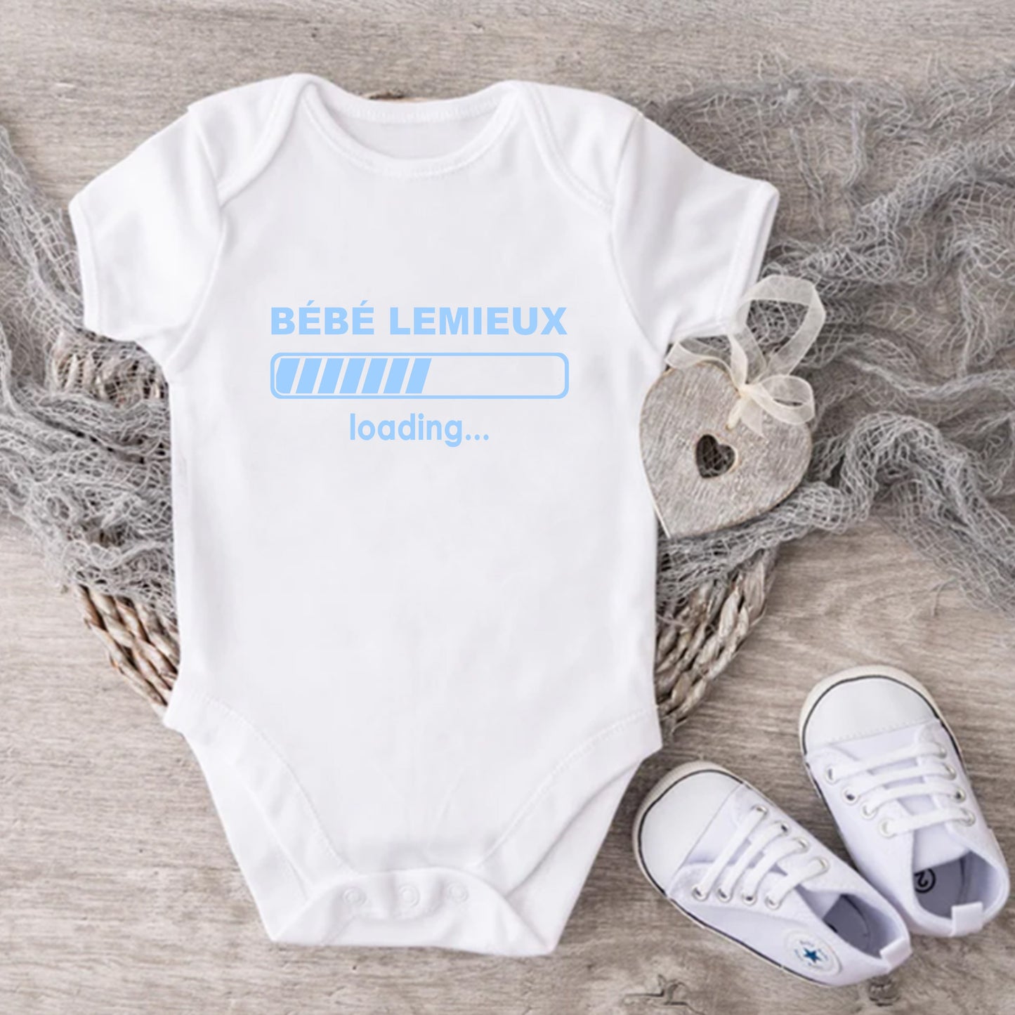 Cache-couche pour bébé - Annonce Grossesse/Naissance - Bébé "NOM" - LOADING