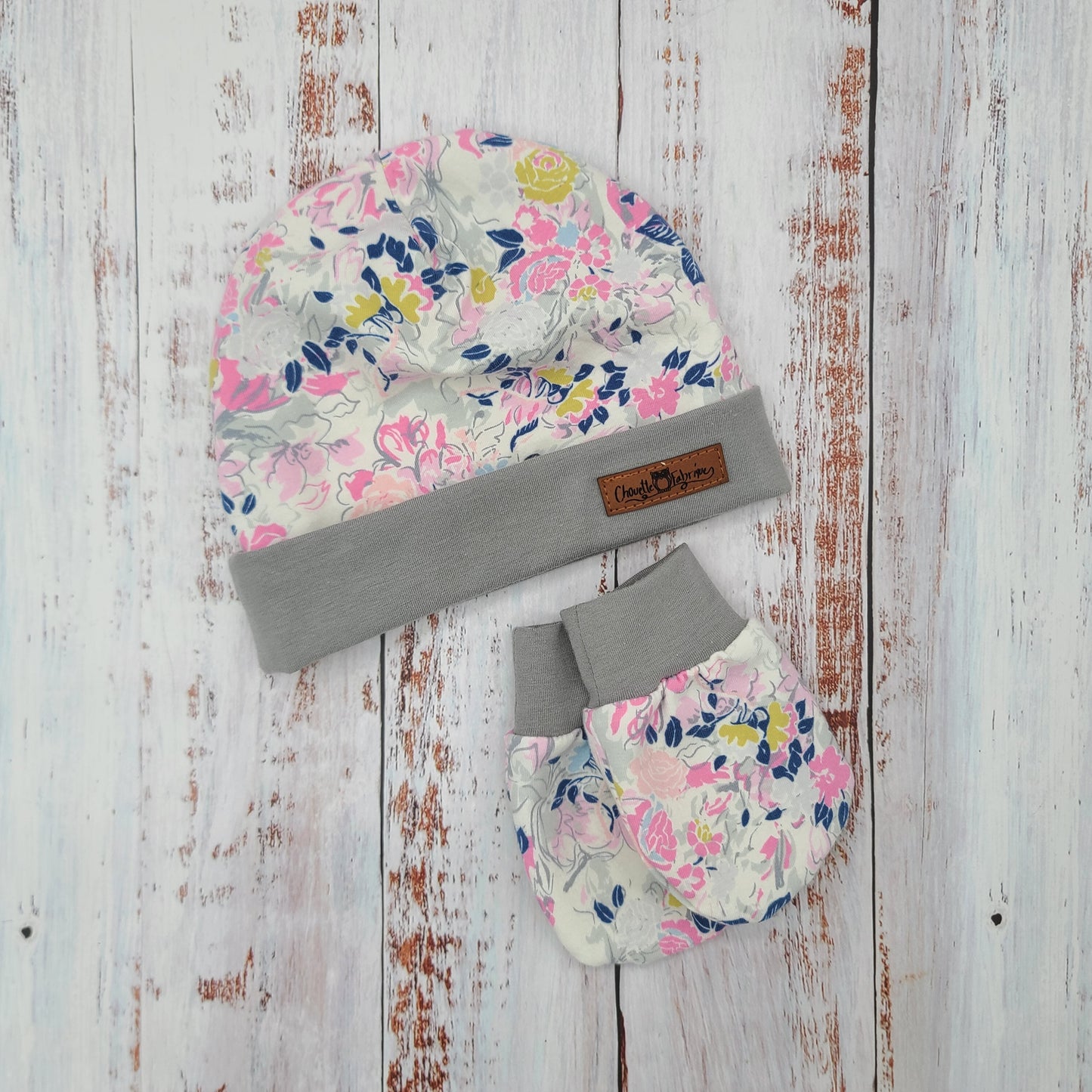 Ensemble de naissance pour bébé - Tuque et mitaines pour nouveau-né ou 0-3 mois – Fleurs marine et rose - Bordure grise