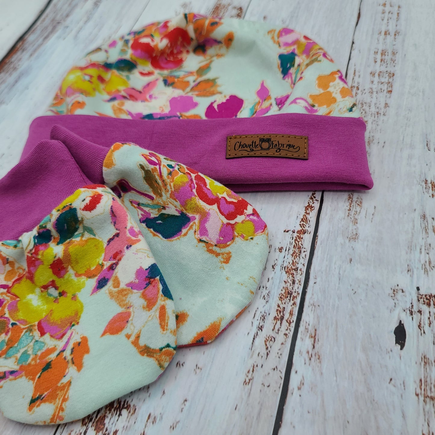 Ensemble de naissance pour bébé - Tuque et mitaines pour nouveau-né ou 0-3 mois – Fleurs menthe et orangé - Bordure magenta