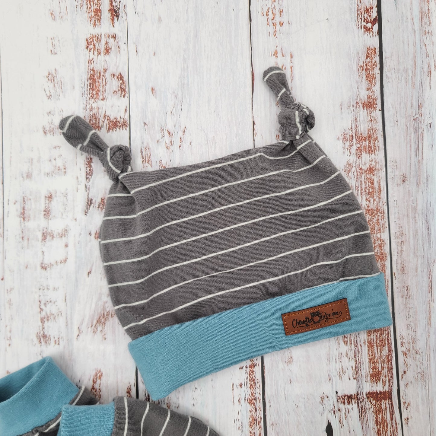 Ensemble de naissance pour bébé - Tuque (2 nœuds) et mitaines pour nouveau-né ou 0-3 mois - Grise - Ligne blanches - Bordure bleue