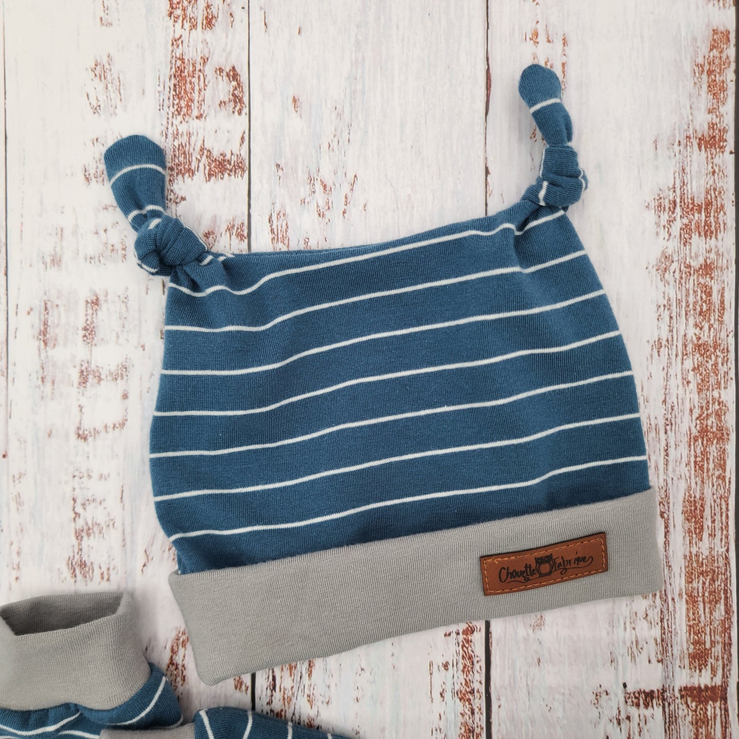 Ensemble de naissance pour bébé - Tuque (2 nœuds) et mitaines pour nouveau-né ou 0-3 mois - Bleue - Ligne blanches - Bordure grise
