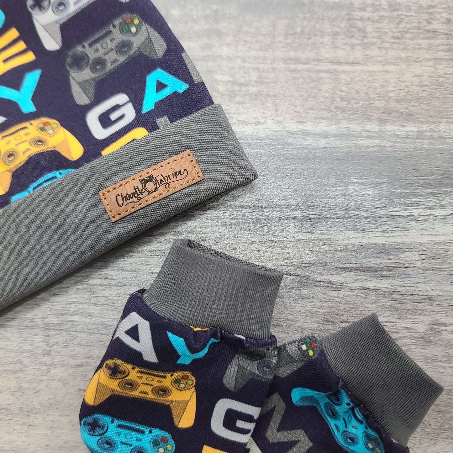 Ensemble de naissance pour bébé - Tuque (2 nœuds) et mitaines pour nouveau-né ou 0-3 mois - Jeux vidéos - Fond marine - Bordure grise