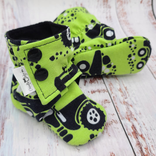 Pantoufles "Wrap" - Enfants - Hautes avec boutons à pression - Camions noirs sur fond lime