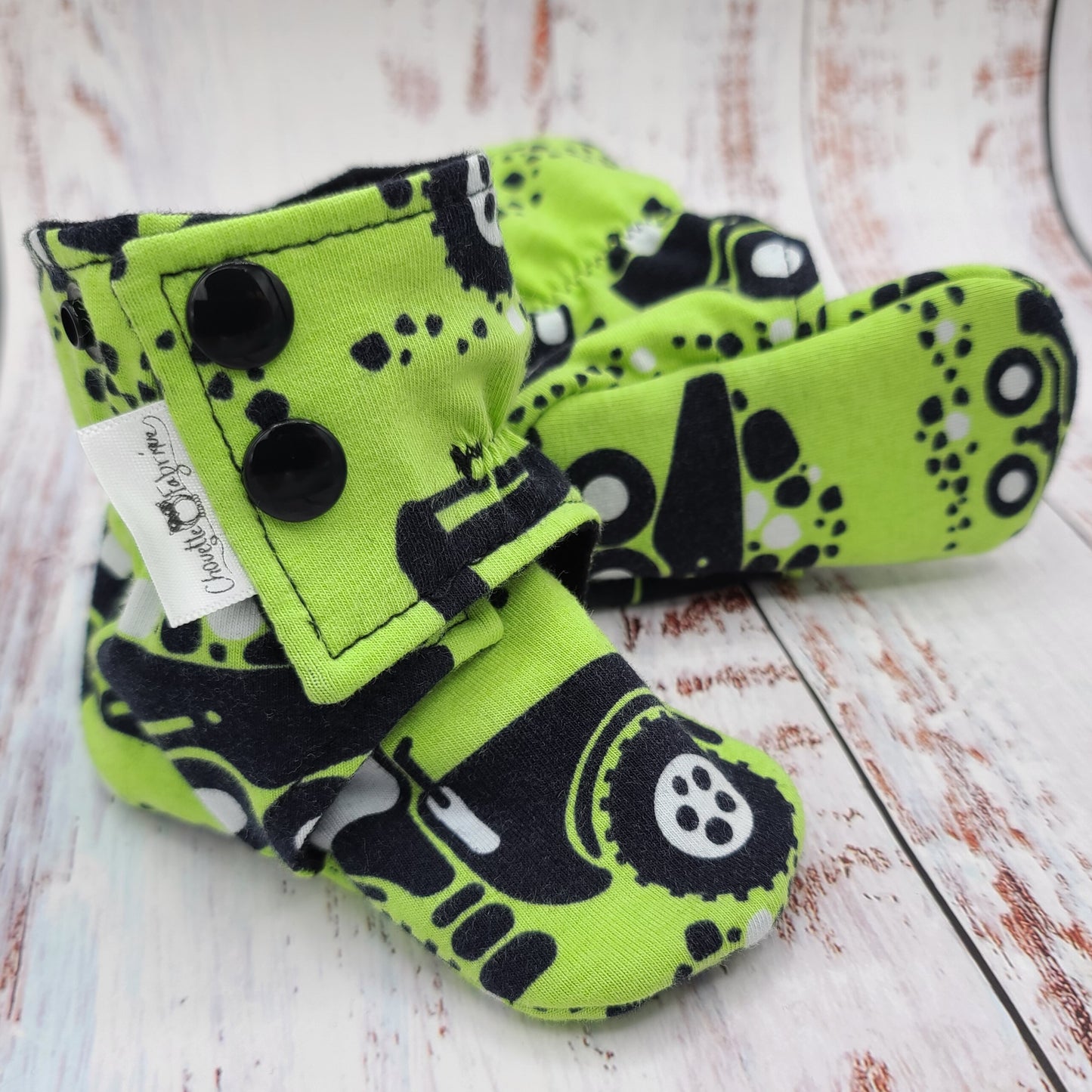 Pantoufles "Wrap" - Enfants - Hautes avec boutons à pression - Camions noirs sur fond lime