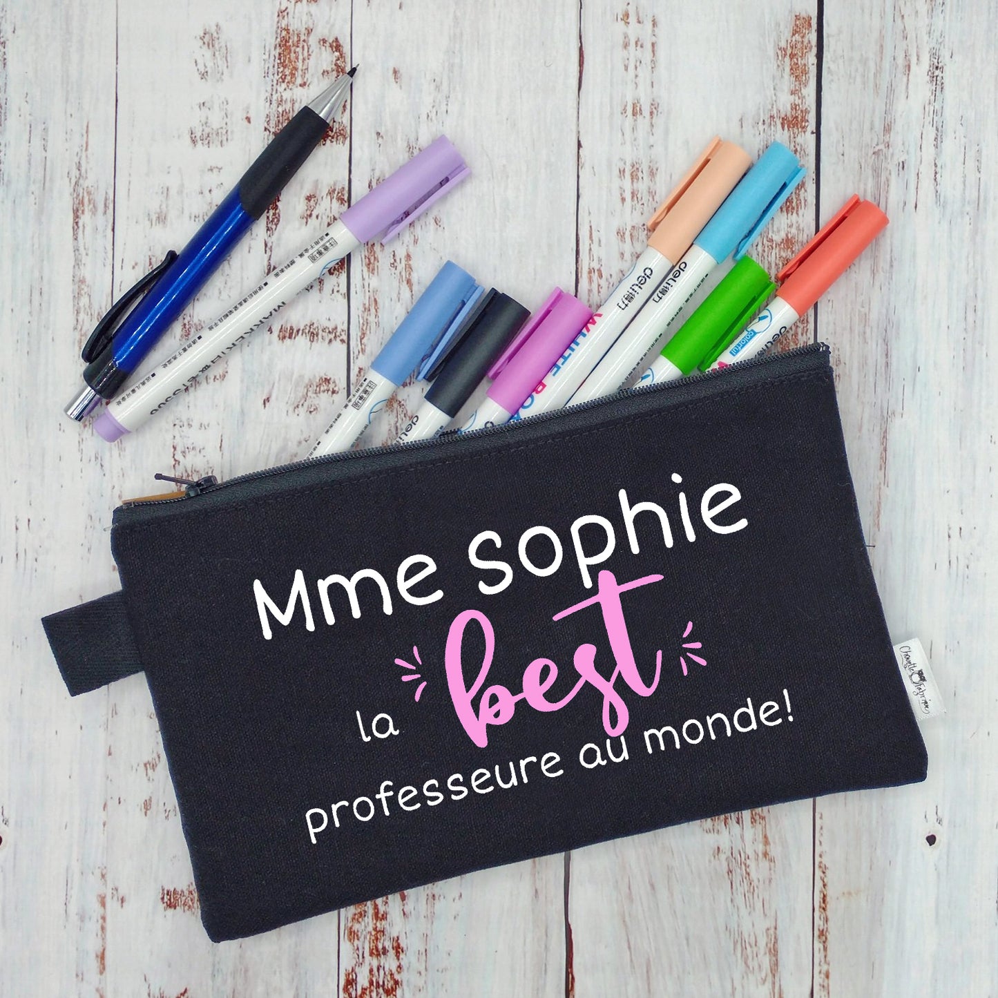 (CHOIX COULEURS) Étui à crayons - "NOM" la best professeure au monde. v2 (Copie)