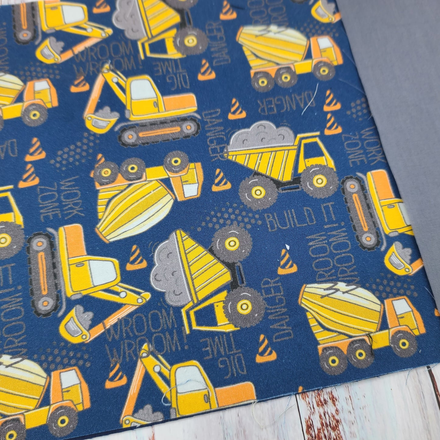 Napperon personnalise (Couleur d'impression au choix) - Véhicules - Camions de chantier (Marine/Jaune) - Pochette grise