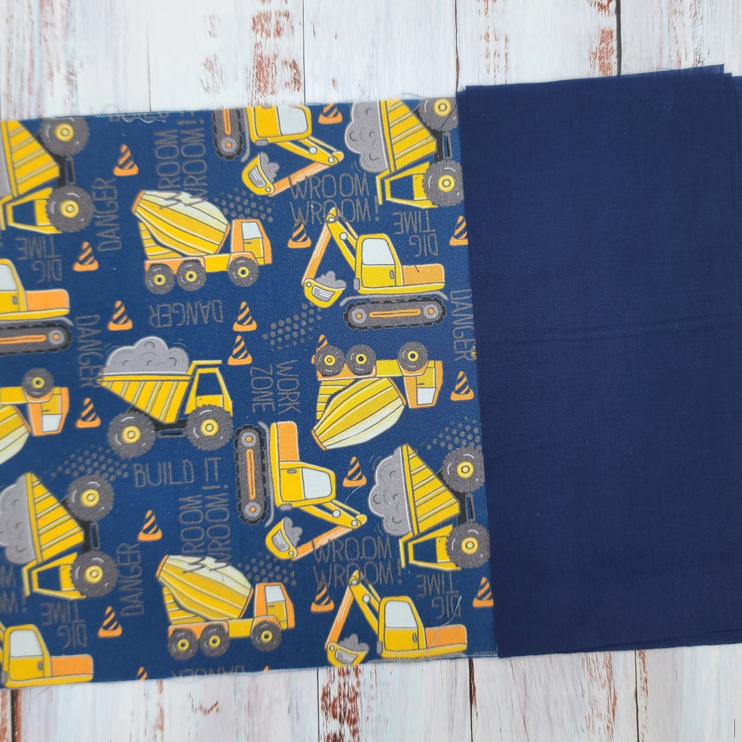 Napperon personnalise (Couleur d'impression au choix) - Véhicules - Camions de chantier (Marine/Jaune) - Pochette marine