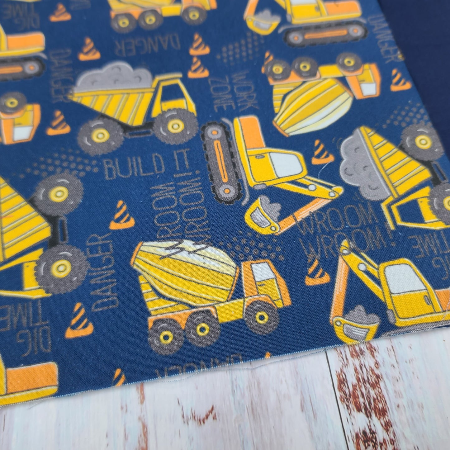 Napperon personnalise (Couleur d'impression au choix) - Véhicules - Camions de chantier (Marine/Jaune) - Pochette marine