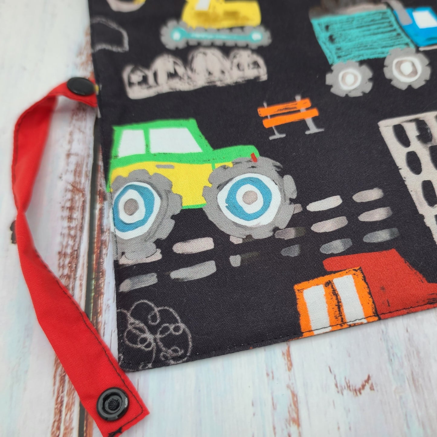 Napperon personnalise (Couleur d'impression au choix) - Véhicules - Camions de chantier (COULEURS) - Pochette rouge