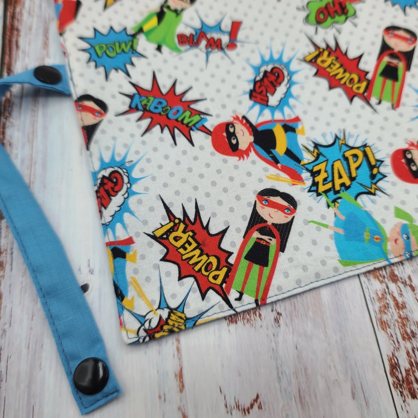 Napperon personnalise (Couleur d'impression au choix) - Mini Superhéros - Pochette bleue