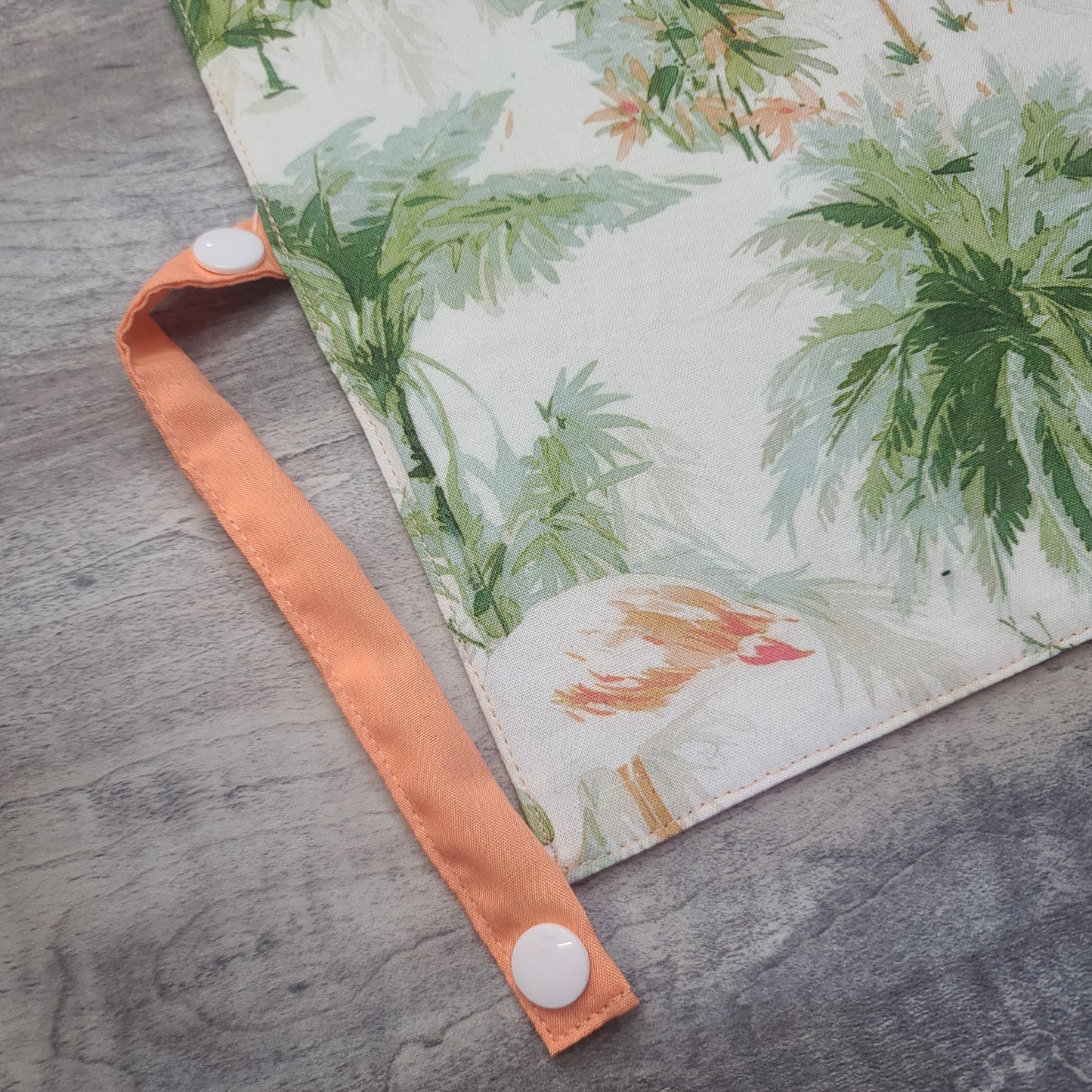 Napperon personnalise (Couleur d'impression au choix) - Flamants et Feuillages - Pochette corail