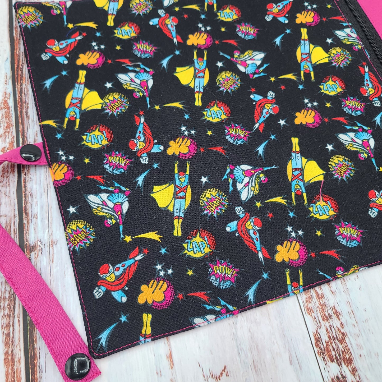 Napperon personnalise (Couleur d'impression au choix) - Superhéros - Pochette fuchsia