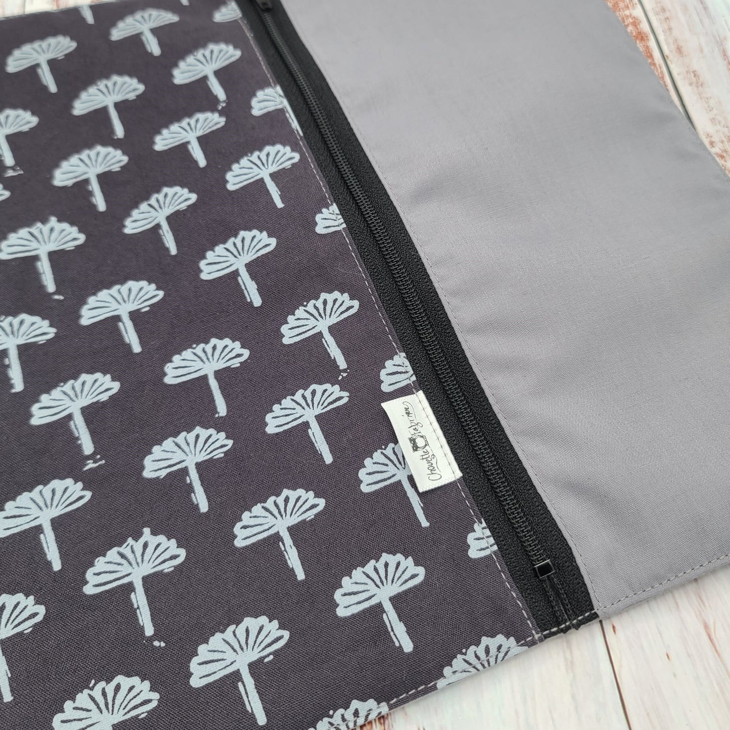 Napperon personnalisé (Couleur d'impression au choix) - Fleurs grise pâle fond charcoal - Pochette grise