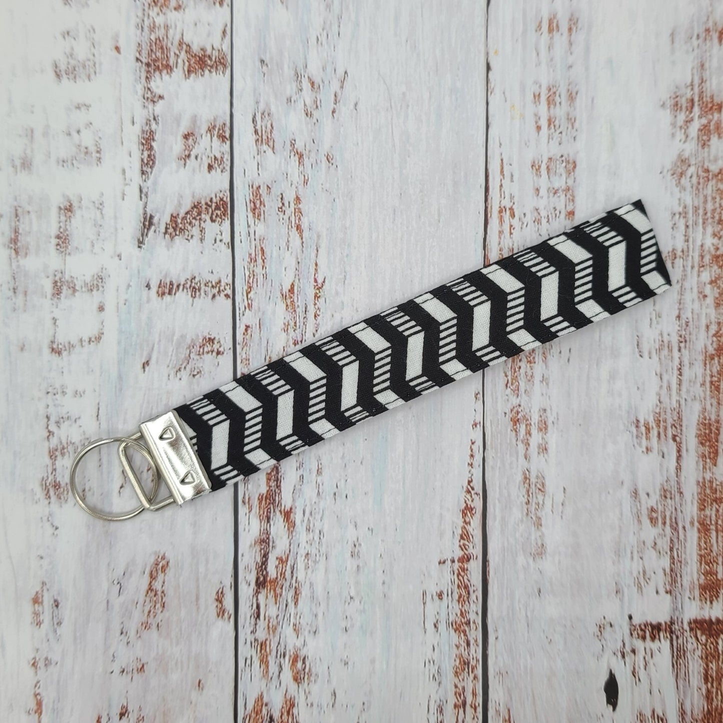 Porte-clé - PERSONNALISÉ - Dragonne - Poignet - Motifs chevrons NR/BC - Bande noire