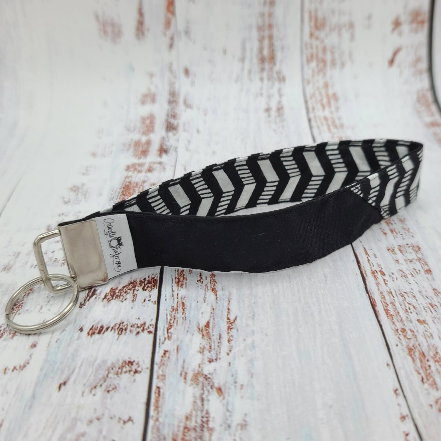 Porte-clé - PERSONNALISÉ - Dragonne - Poignet - Motifs chevrons NR/BC - Bande noire
