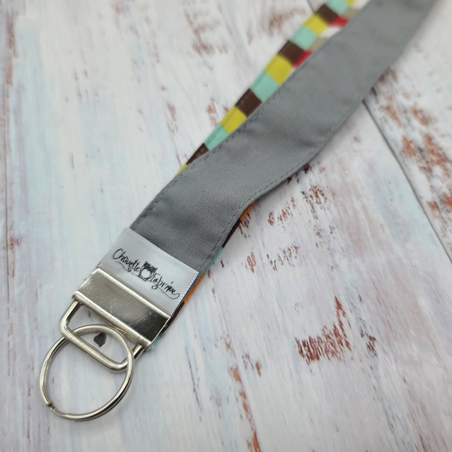 Porte-clé personnalisé (Prénom, Nom, Petite pensée, Enseignants, Merci) - Dragonne - Géométrique Multi Couleurs (Taupe/Aqua) - Bande grise