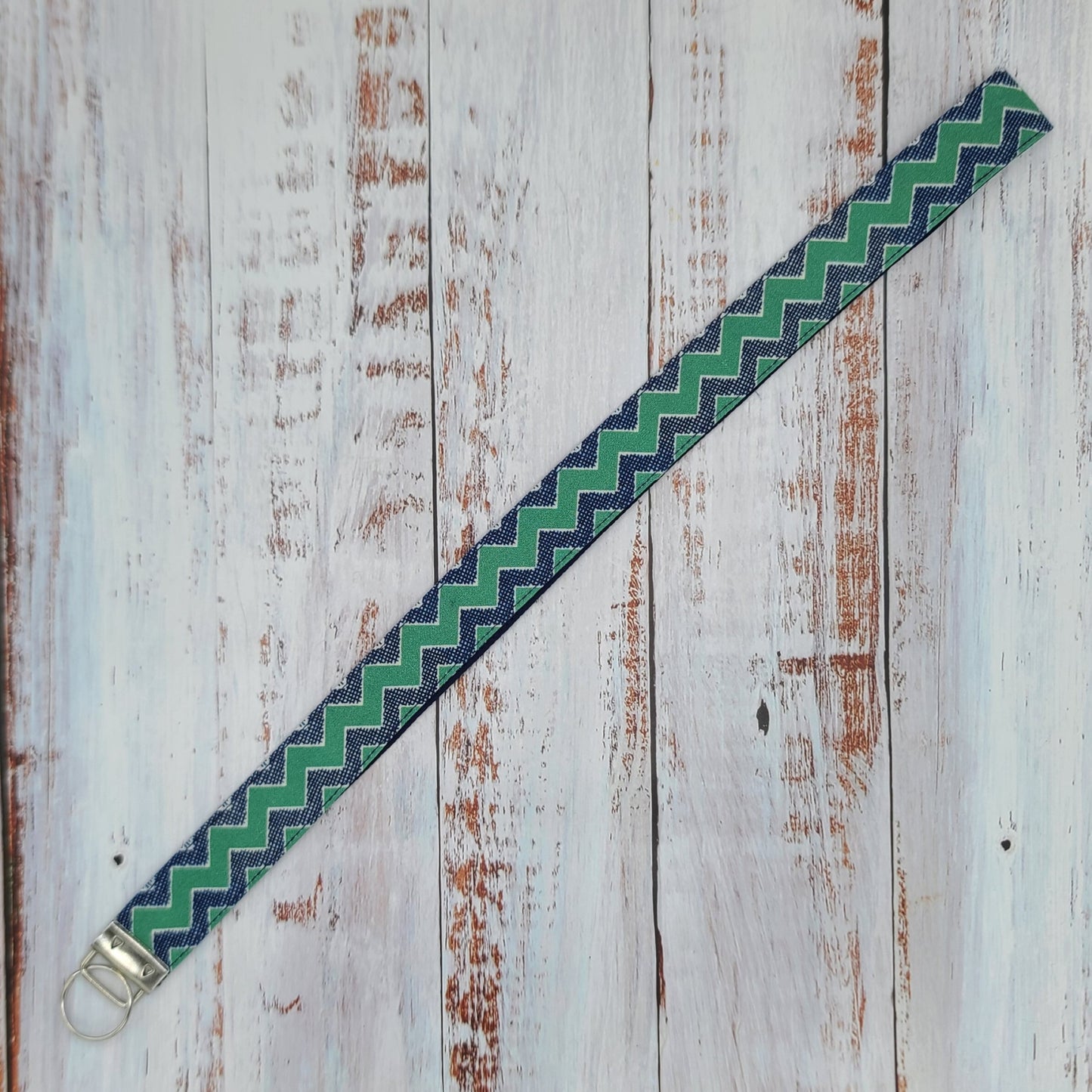 Porte-clé personnalisé (Prénom, Nom, Petite pensée, Enseignants, Merci) - Dragonne - Chevrons verts et marines - Bande marine