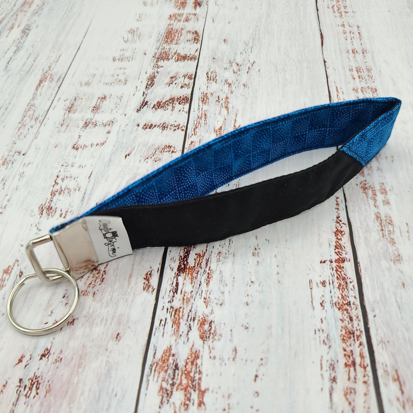 Porte-clé - PERSONNALISÉ - Dragonne - Poignet - Motifs géométriques Tons de bleus - Bande noire