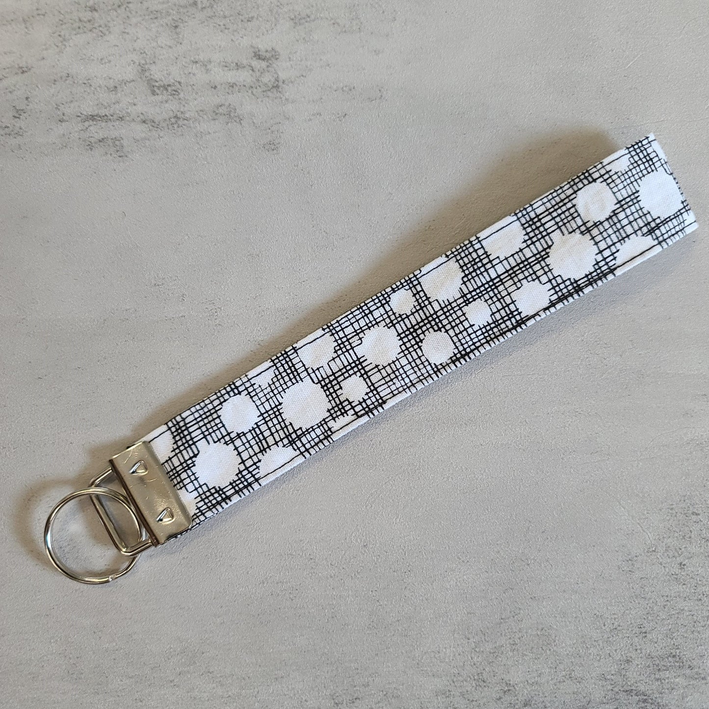 Porte-clé - PERSONNALISÉ - Dragonne - Poignet - Motifs géométriques - Cercles noirs et blancs - Bande noire