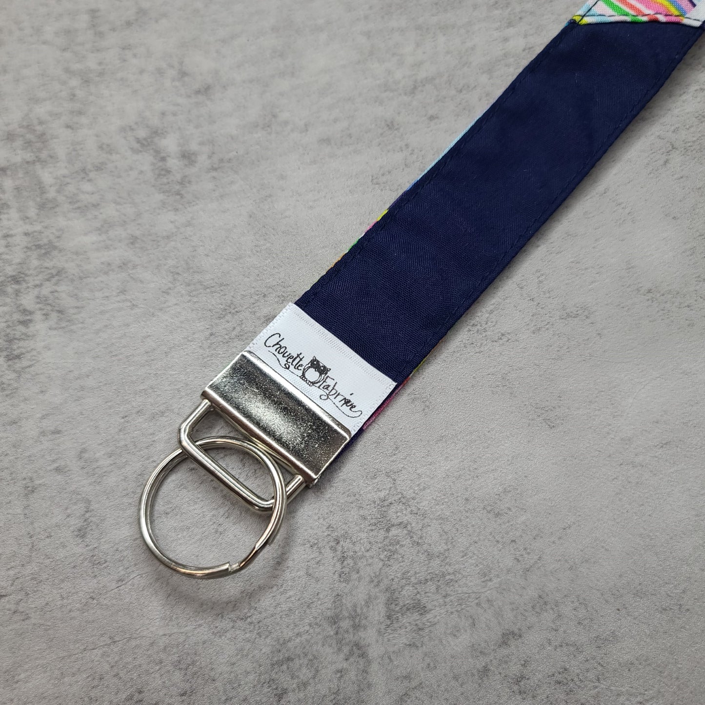 Porte-clé - PERSONNALISÉ - Dragonne - Poignet - Lignes multi couleurs verticales et horizontales - Bande marine