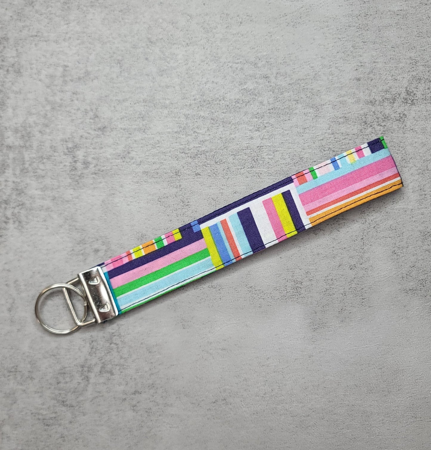 Porte-clé - PERSONNALISÉ - Dragonne - Poignet - Lignes multi couleurs verticales et horizontales - Bande marine