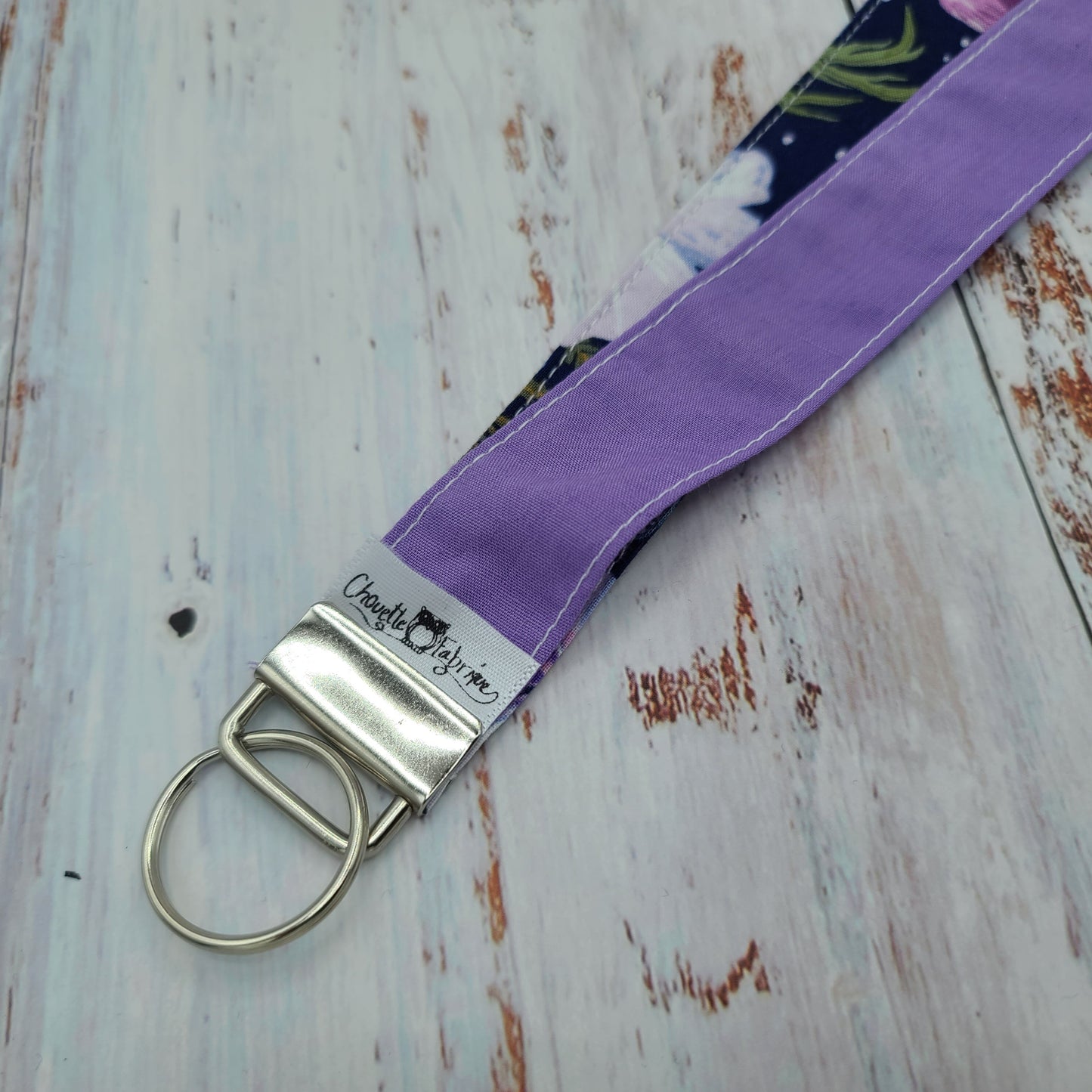 Porte-clé personnalisé (Prénom, Nom, Petite pensée, Enseignants, Merci) - Dragonne - Fleurs blanches sur fond marine - Bande lilas