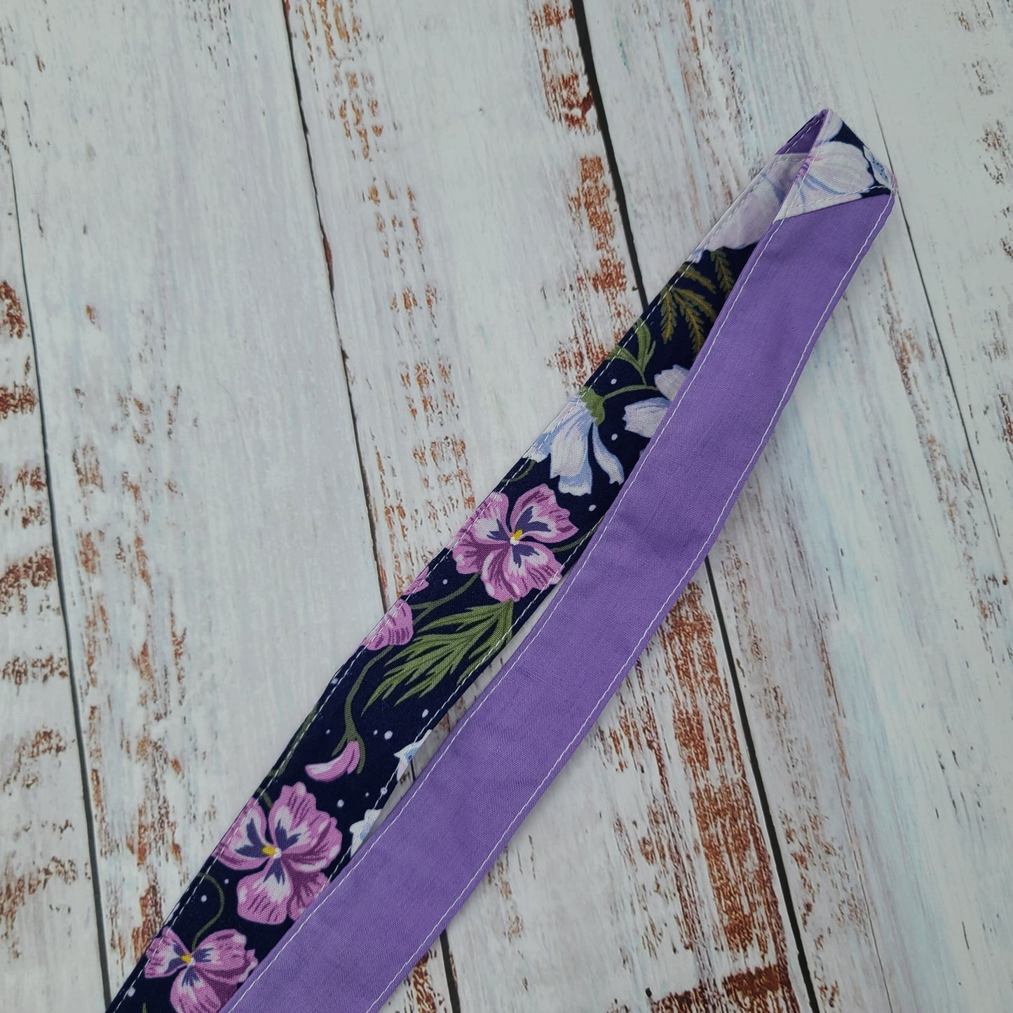Porte-clé personnalisé (Prénom, Nom, Petite pensée, Enseignants, Merci) - Dragonne - Fleurs blanches sur fond marine - Bande lilas