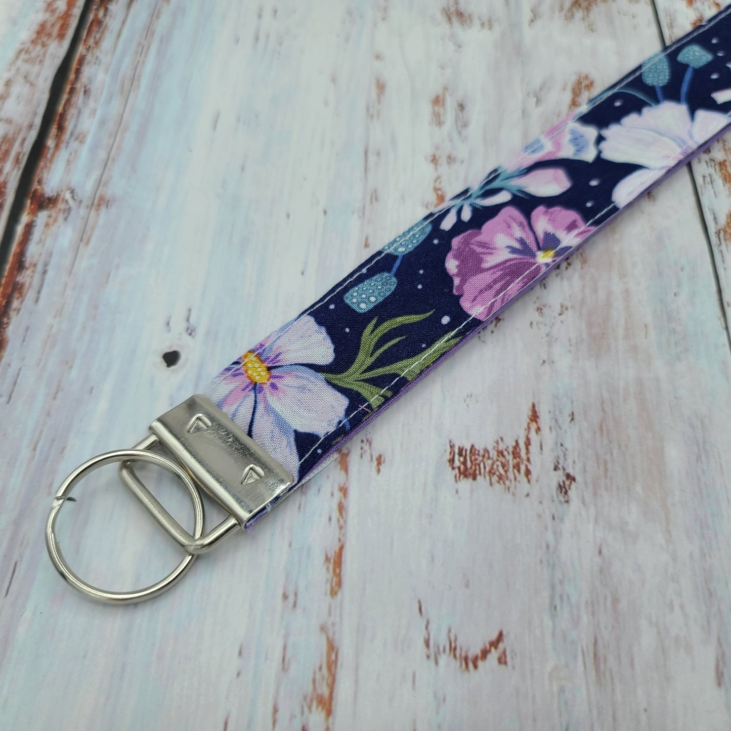 Porte-clé personnalisé (Prénom, Nom, Petite pensée, Enseignants, Merci) - Dragonne - Fleurs blanches sur fond marine - Bande lilas
