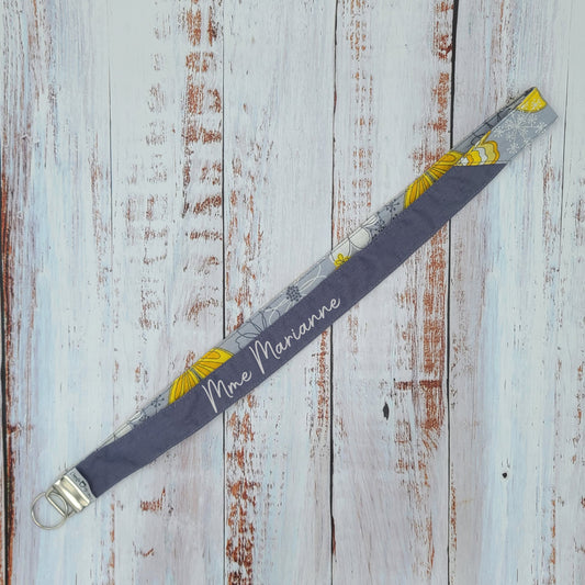 Porte-clé personnalisé (Prénom, Nom, Petite pensée, Enseignants, Merci) - Dragonne - Fleurs jaunes et grises - Bande grise