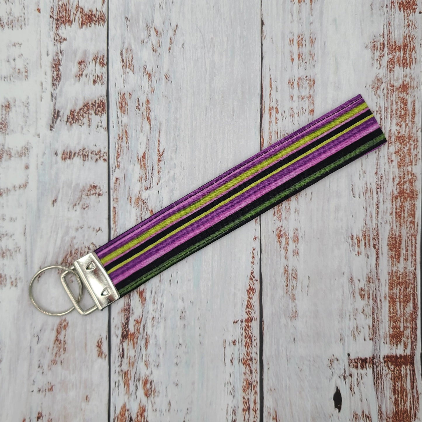 Porte-clé - PERSONNALISÉ - Dragonne - Poignet -Lignes (Violet, lilas et lime) - Bande noire