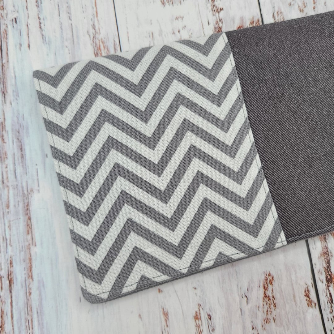 Protège-carnet de santé - Vaccination - Personnalisé - Chevrons Gris & Blanc - Denim Gris