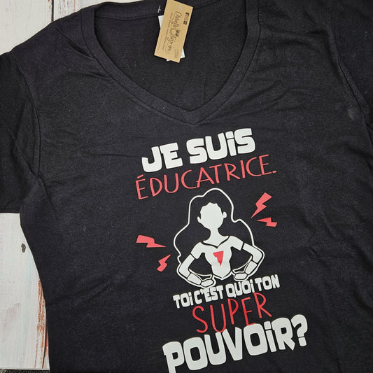 LARGE - "PRÊT-À-PARTIR" T-shirt FEMME Col en V Noir - Imprimé Blanc et rouge - Je suis éducatrice. Quel est ton super pouvoir ?