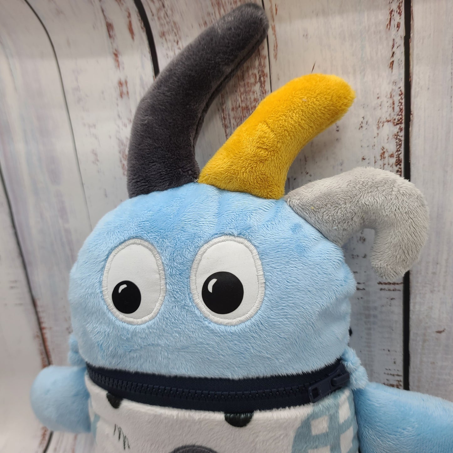Toutou monstre mangeur de peurs, secrets, etc. - Voitures - Personnalisé au prénom de l'enfant - Bleu pâle