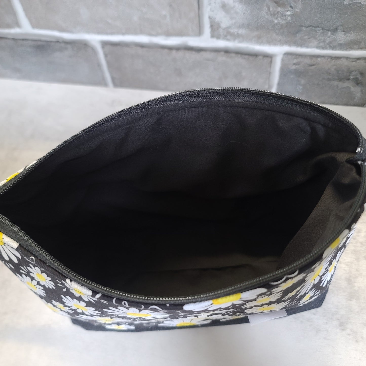 Trousse de voyage - Sac à cosmétiques/maquillage - Étui à crayons - Fleurs marguerites sur fond noir