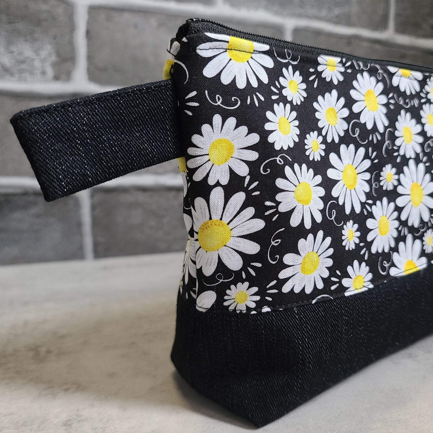 Trousse de voyage - Sac à cosmétiques/maquillage - Étui à crayons - Fleurs marguerites sur fond noir