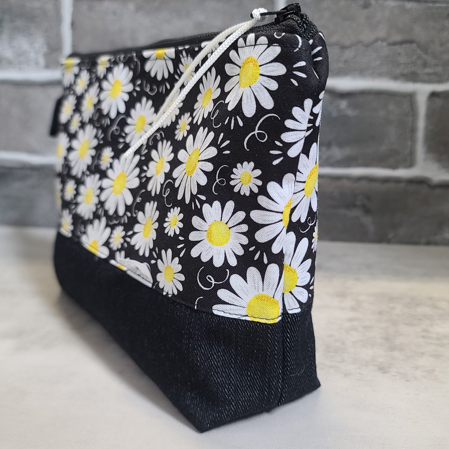 Trousse de voyage - Sac à cosmétiques/maquillage - Étui à crayons - Fleurs marguerites sur fond noir