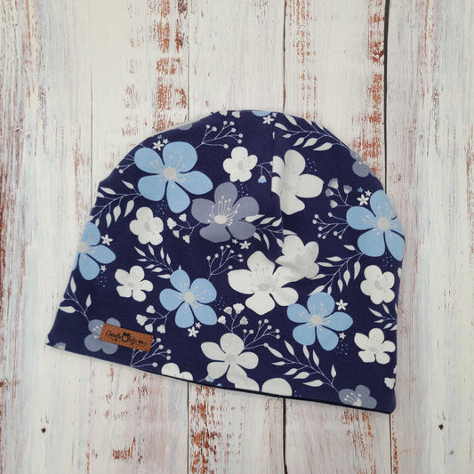 ADULTE - Tuque Printemps/Automne (JERSEY) Pompon amovible - Fleurs blanches et bleues pâles sur fond marine