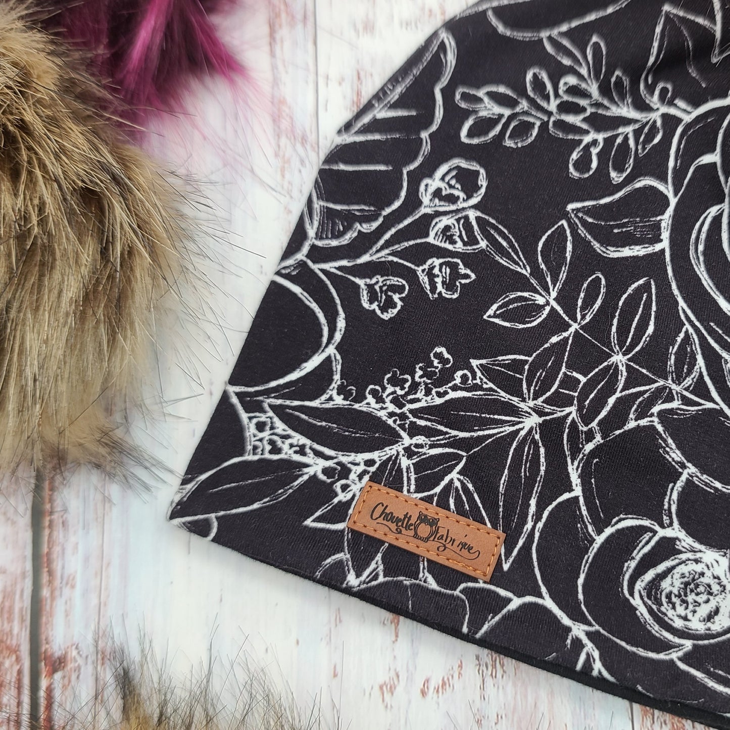 ADULTE - Tuque Printemps/Automne (JERSEY) Pompon amovible - Fleurs - Tuque Noire avec motifs blancs