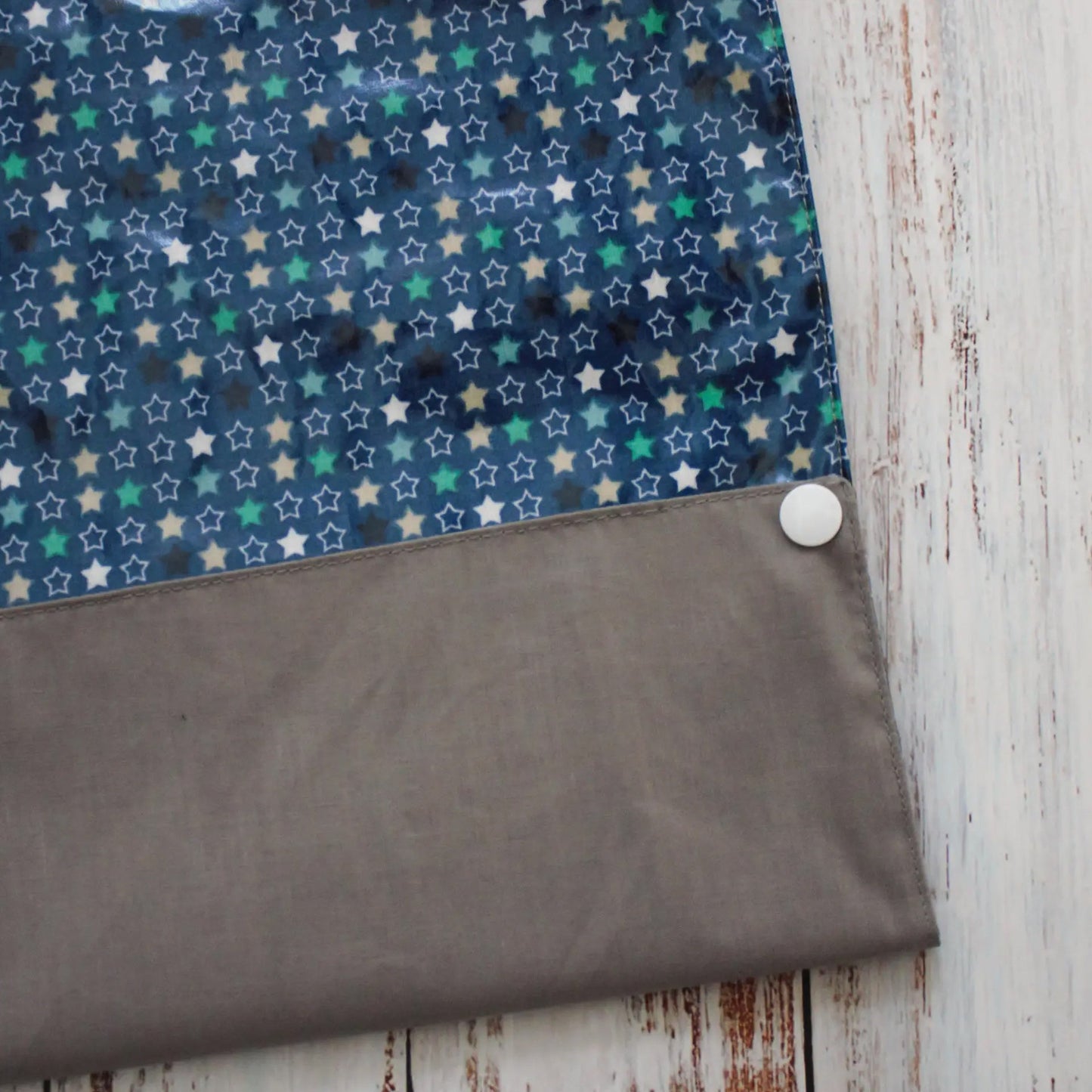 Bavoir en coton laminé – Étoiles