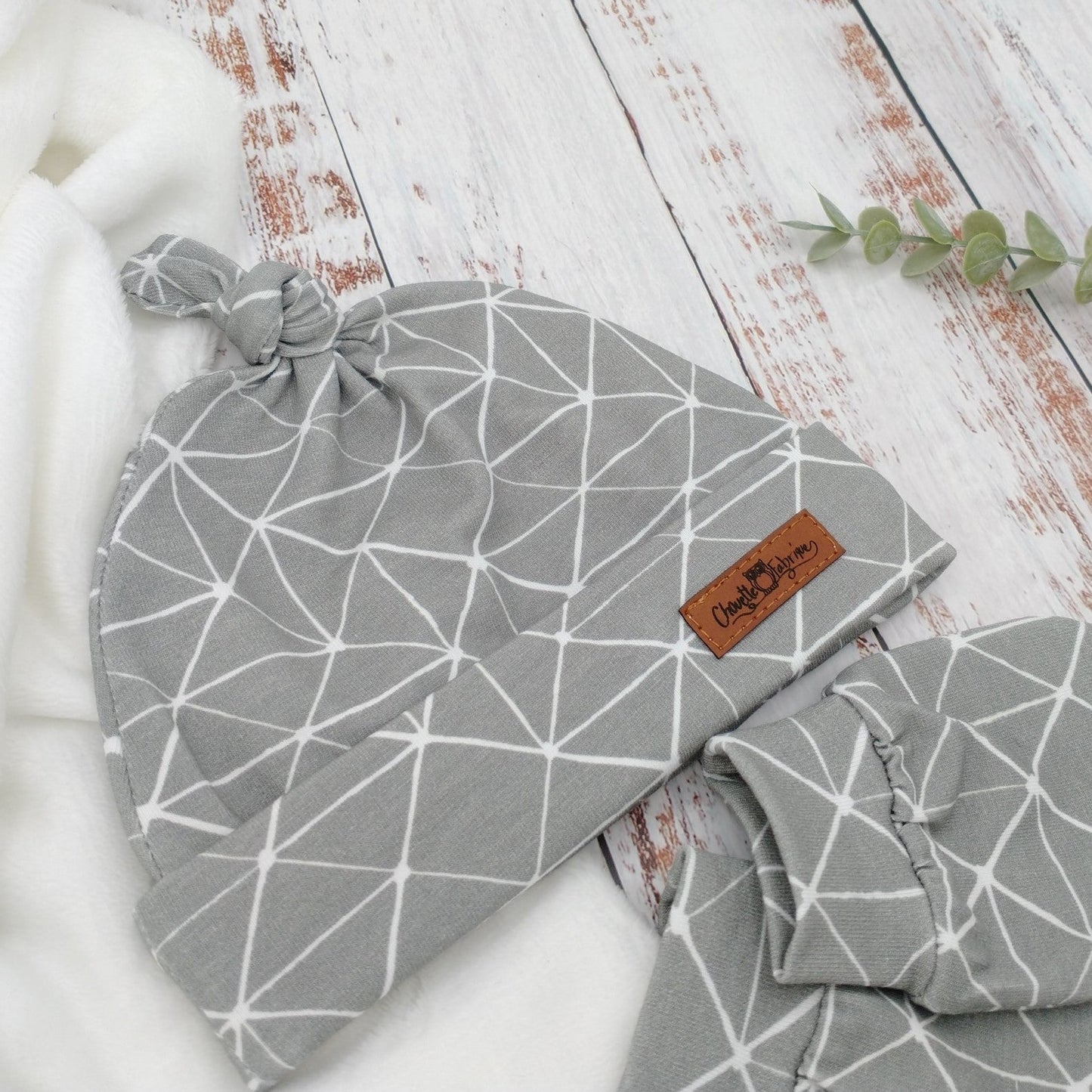 Ensemble de naissance pour bébé - Tuque (1 nœud) et mitaines pour nouveau-né ou 0-3 mois - Gris points reliés