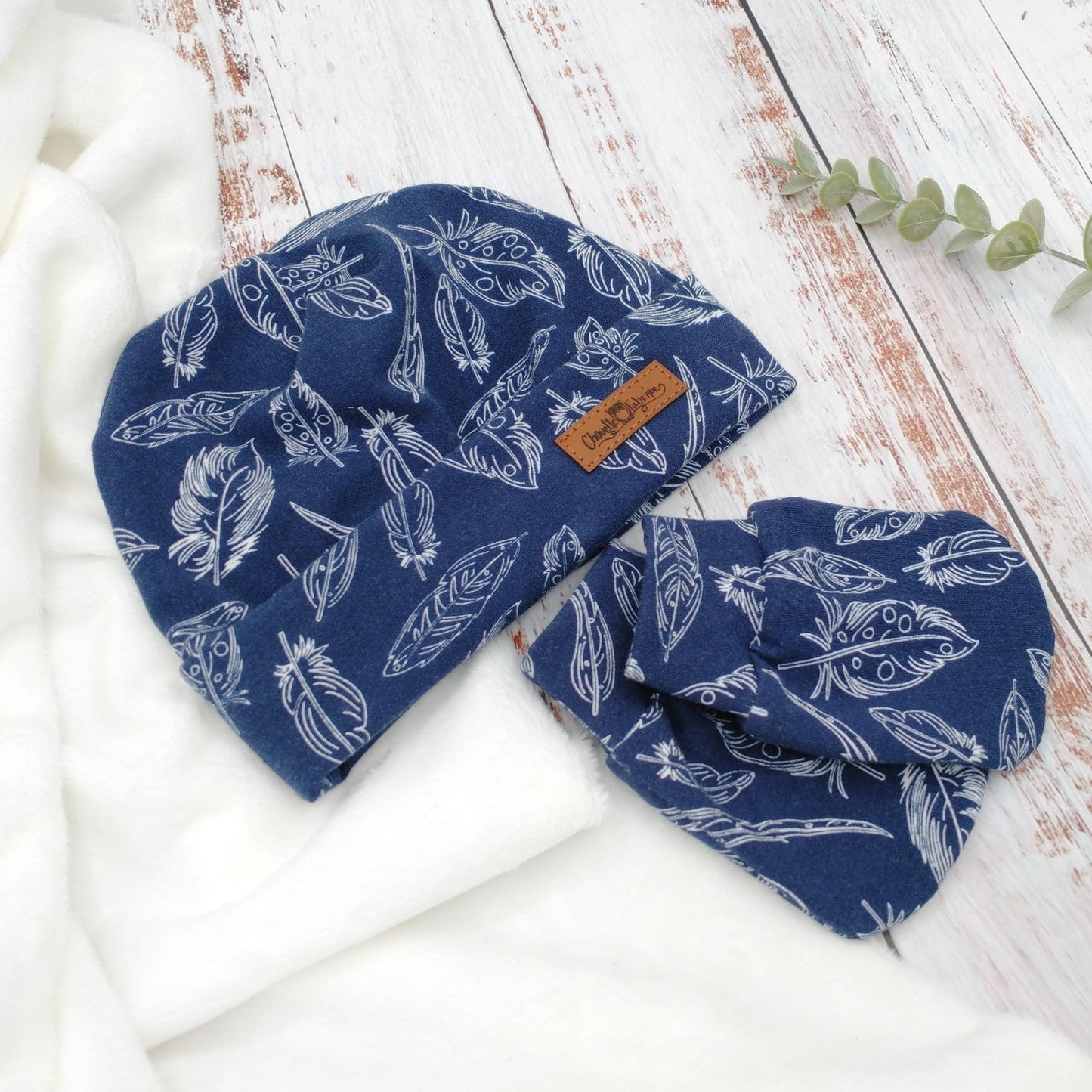 Ensemble de naissance pour bébé - Tuque et mitaines pour nouveau-né ou 0-3 mois – Marine - Plumes blanches