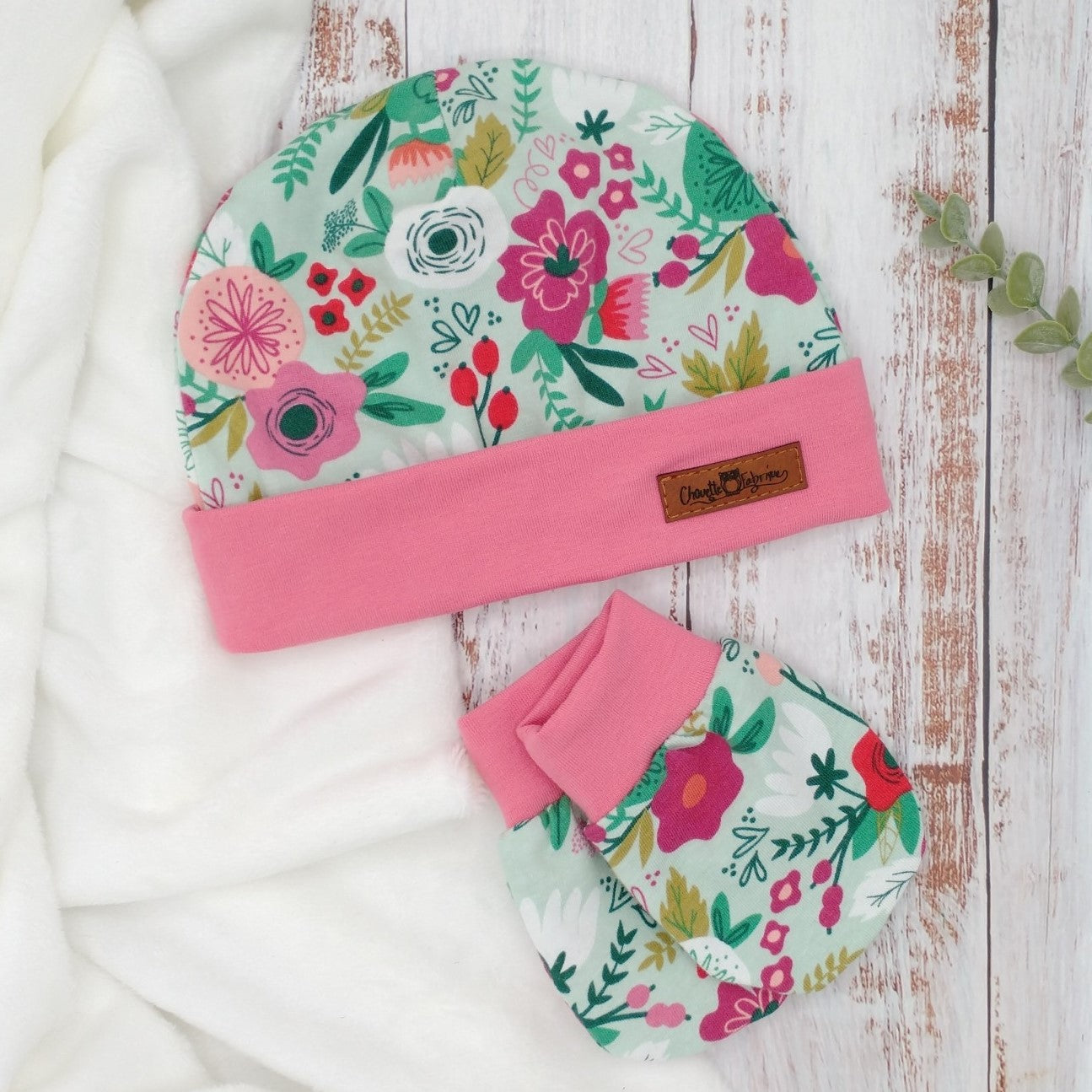 Ensemble de naissance pour bébé - Tuque et mitaines pour nouveau-né ou 0-3 mois – Fleurs menthe et corail - Bordure corail