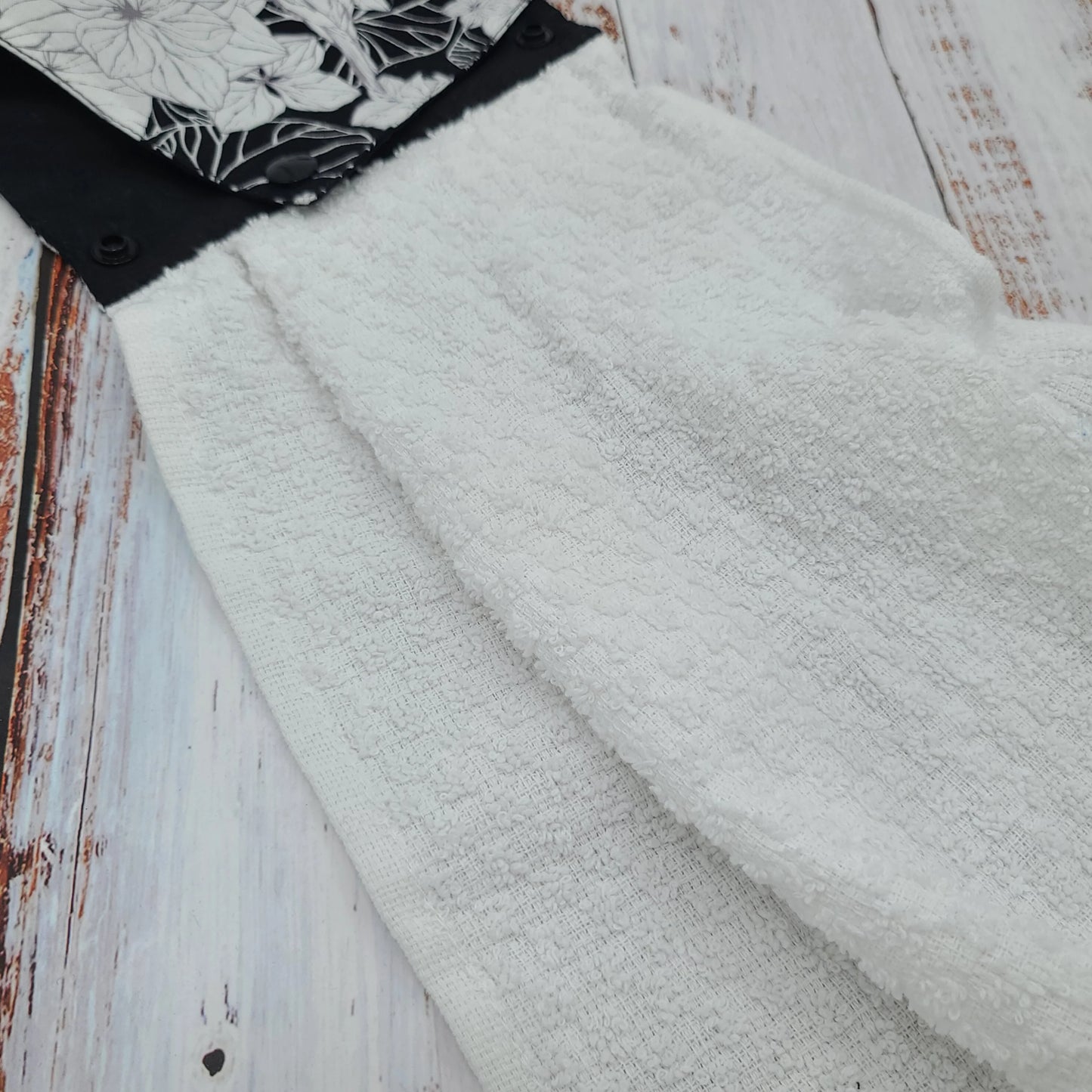 Essuie-mains - Serviette à mains - Cuisine/VR(Camping) - Serviette blanche - Fleurs grises/blanches fond noir