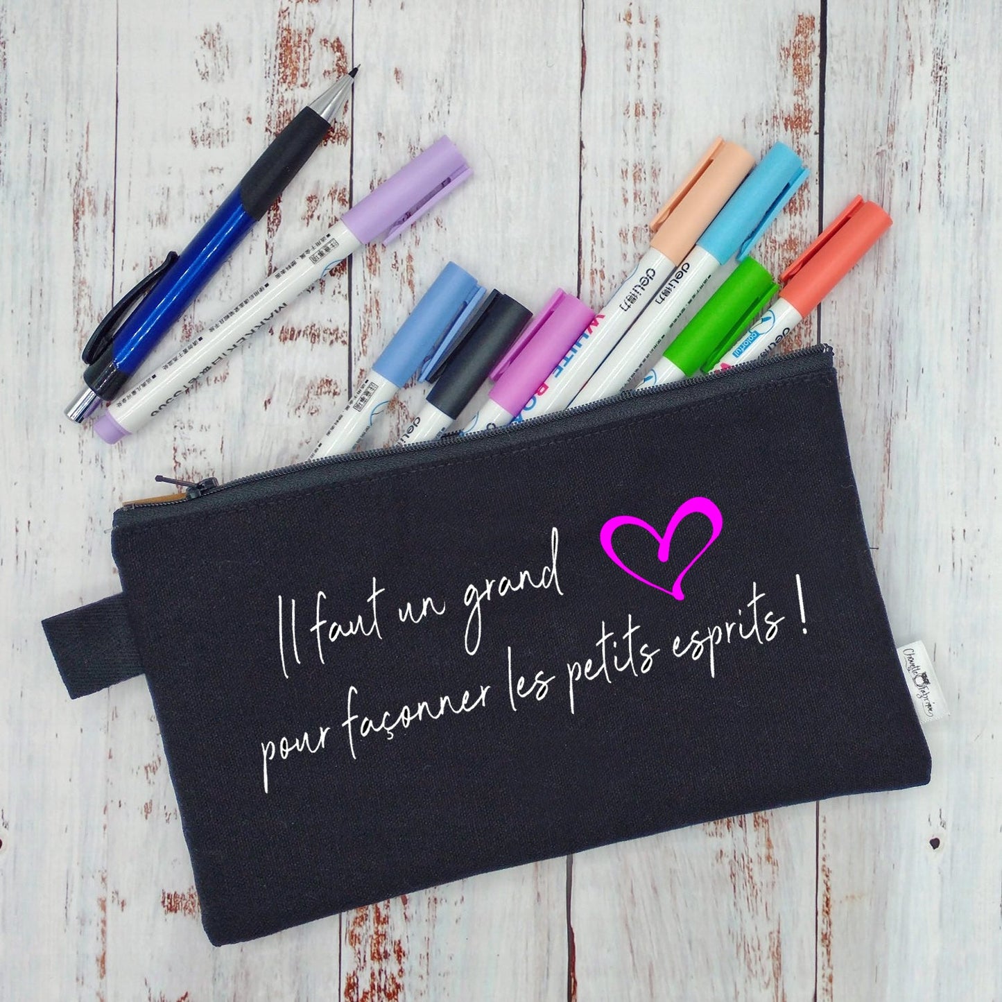 (CHOIX COULEURS) Étui à crayons - Il faut un grand cœur pour façonner les petits esprits !