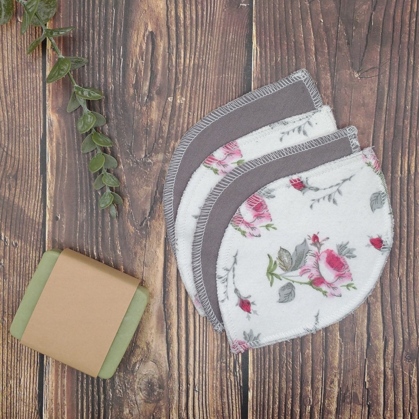Style "Feuillage" - Lingettes démaquillantes - 4/Paquet - Fleurs roses et rouges sur fond blanc et grises unies
