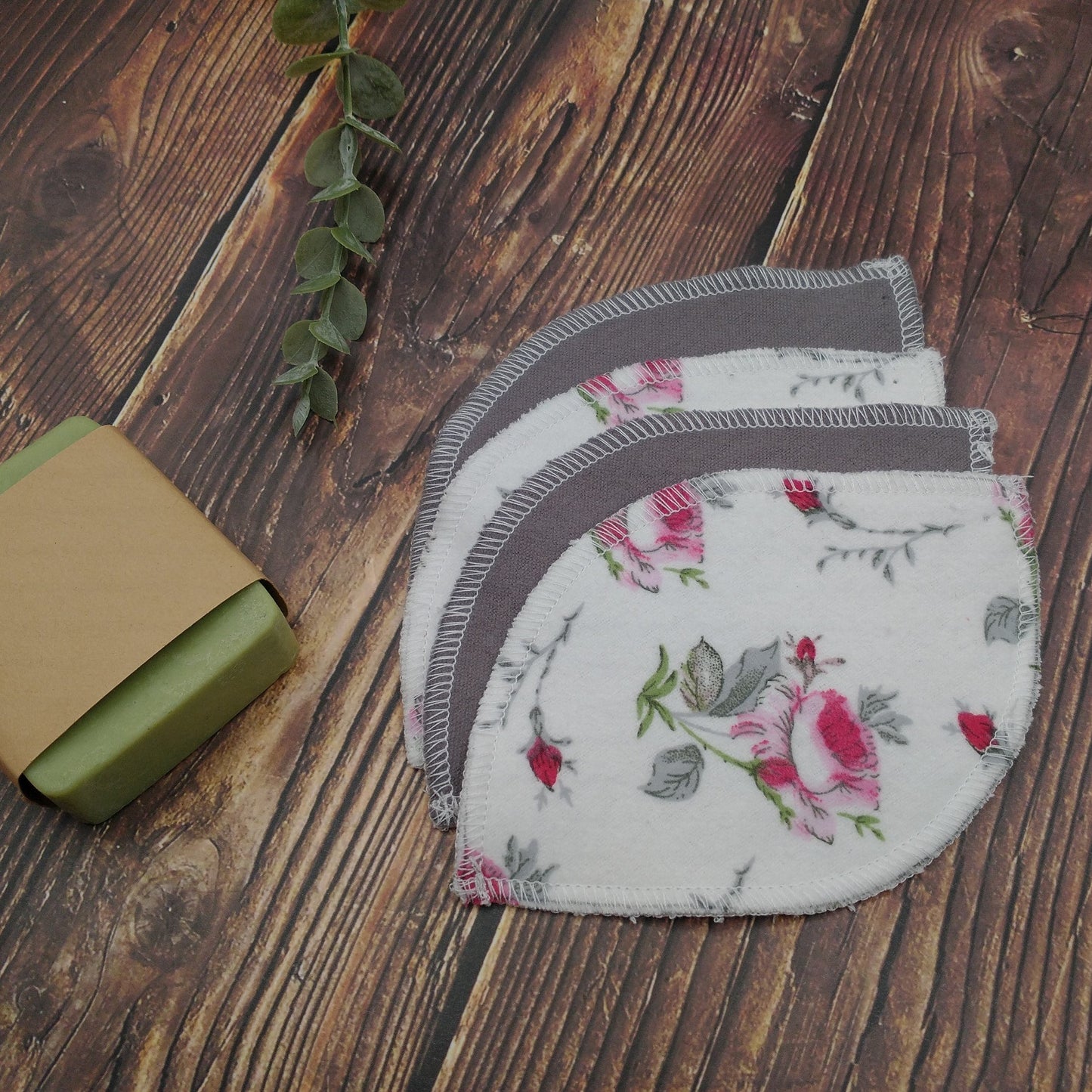 Style "Feuillage" - Lingettes démaquillantes - 4/Paquet - Fleurs roses et rouges sur fond blanc et grises unies