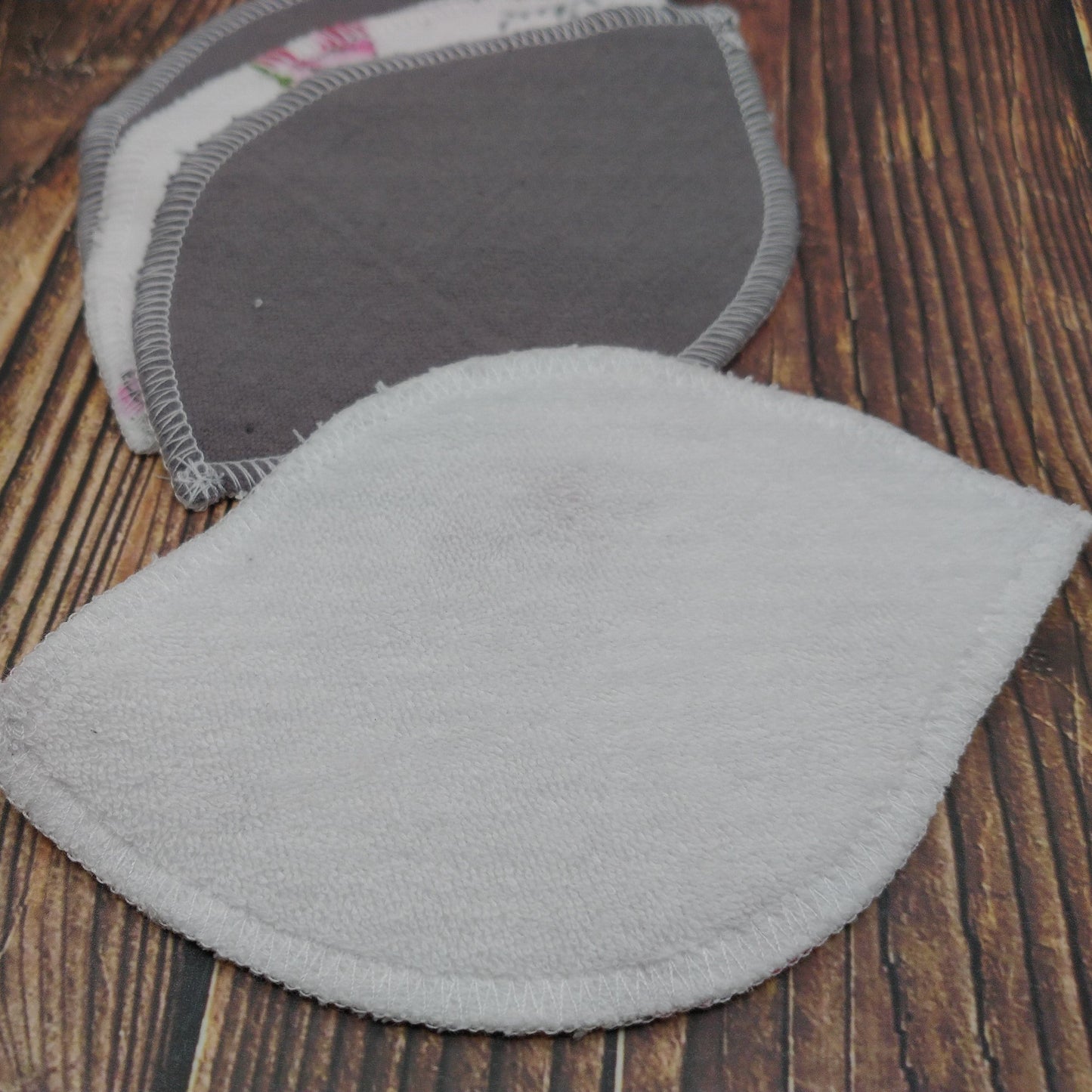 Style "Feuillage" - Lingettes démaquillantes - 4/Paquet - Fleurs roses et rouges sur fond blanc et grises unies