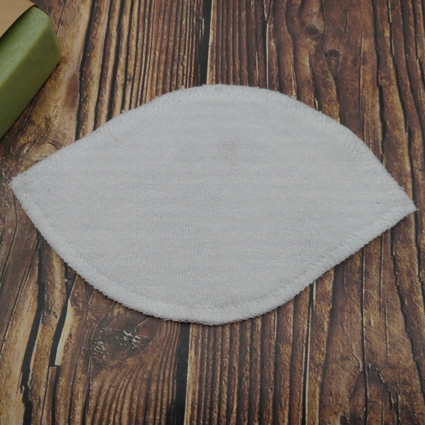 Style "Feuillage" - Lingettes démaquillantes - 4/Paquet - Fleurs roses et rouges sur fond blanc
