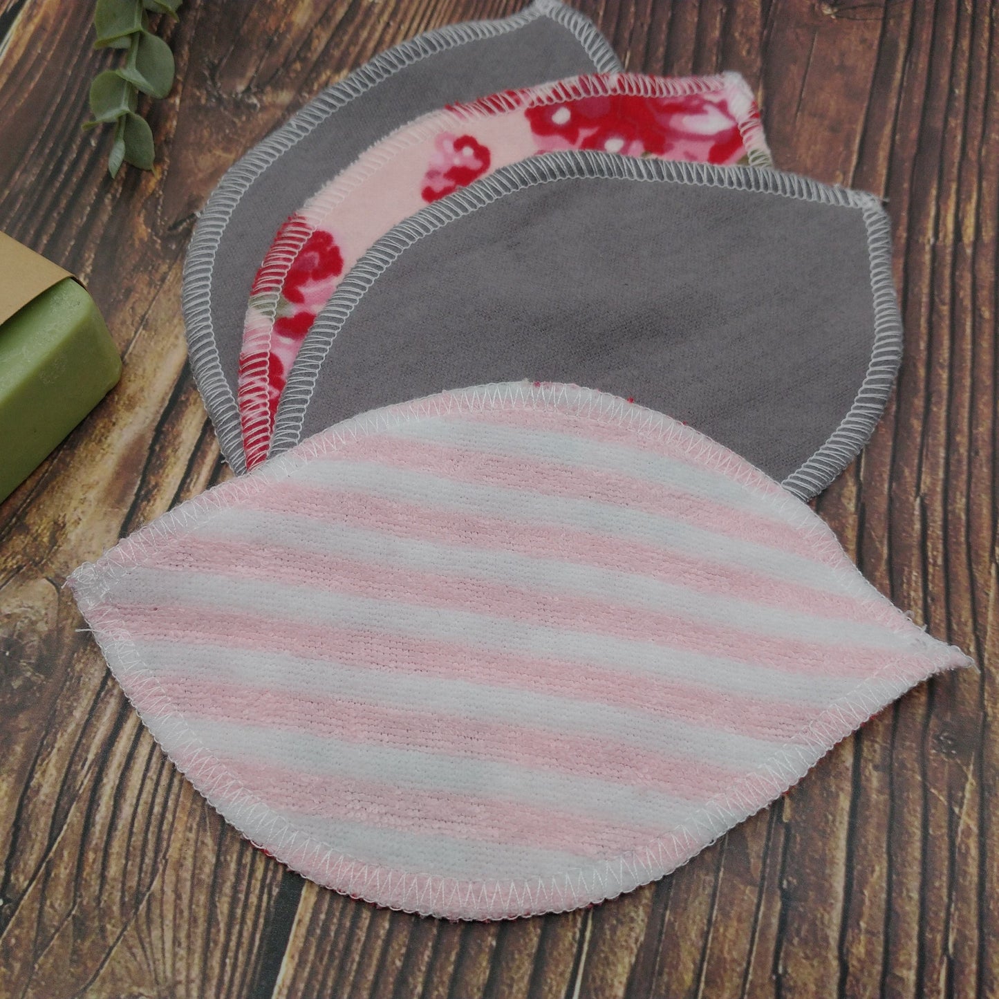 Style "Feuillage" - Lingettes démaquillantes - 4/Paquet - Fleurs rouges sur fond rose et grises unies