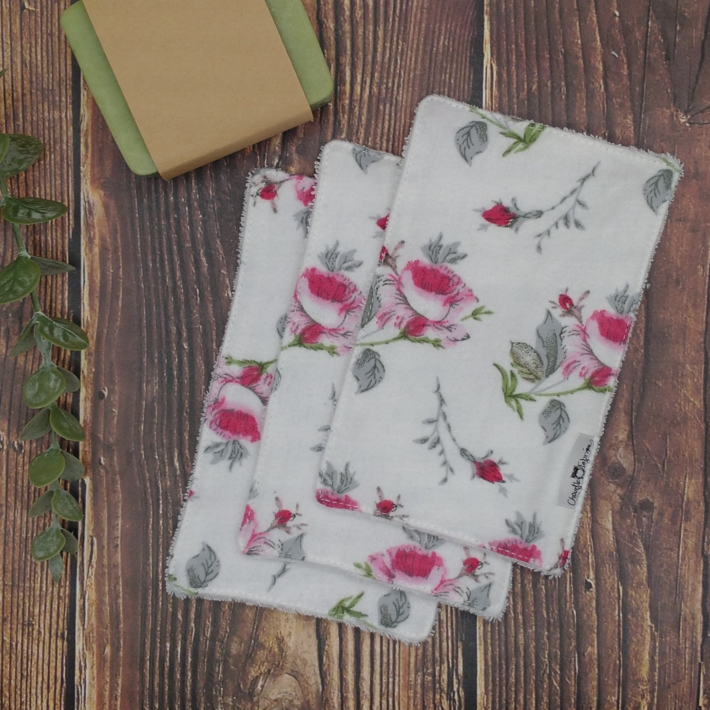 Lingettes démaquillantes - 3/Paquet - Fleurs roses et rouges sur fond blanc